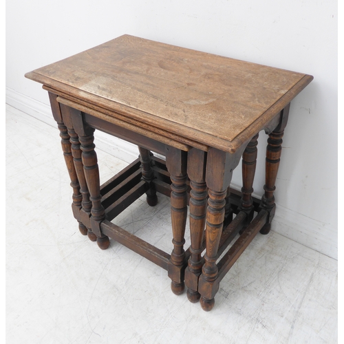 330 - A nest of three early 20th century oak occasional tables: thumbnail moulded tops and turned legs (th... 