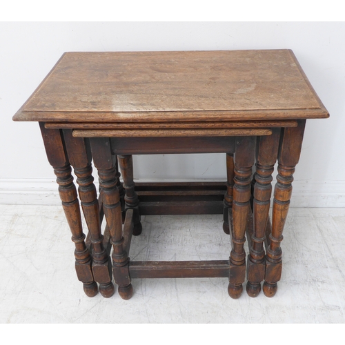 330 - A nest of three early 20th century oak occasional tables: thumbnail moulded tops and turned legs (th... 