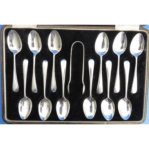 95 - A cased set of twelve early 20th century hallmarked silver teaspoons, together with a pair of unasso... 