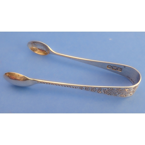 95 - A cased set of twelve early 20th century hallmarked silver teaspoons, together with a pair of unasso... 