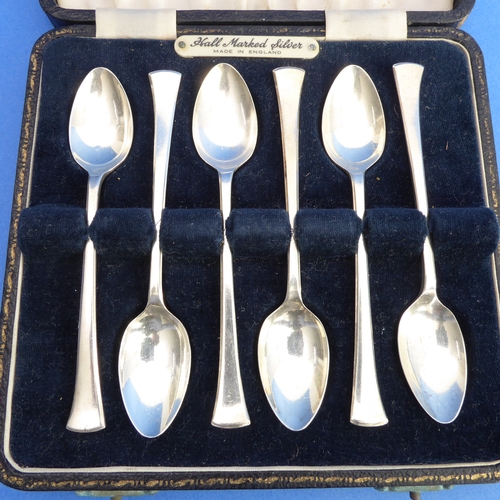 95 - A cased set of twelve early 20th century hallmarked silver teaspoons, together with a pair of unasso... 