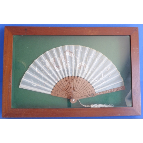 185 - A cased early 20th century fan embroidered with a Chinese four-clawed silkwork dragon (case size 45c... 