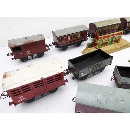 429A - A selection of early/mid 20th century Hornby tin-plate railway to include three clockwork engines (t... 