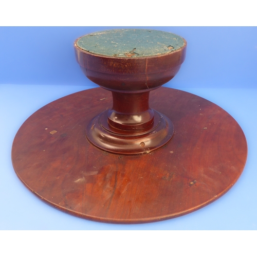 202 - An early 20th century circular mahogany lazy susan (43.5cm diameter)