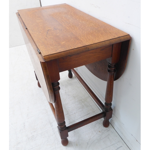 386 - An oval oak drop-leaf gateleg dining table (122cm leaves up x 84cm deep x 73.5cm high)