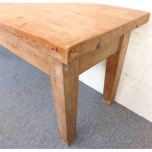 385A - A early 20th century pine farmhouse style kitchen table on square tapering legs (220cm wide x 77cm d... 