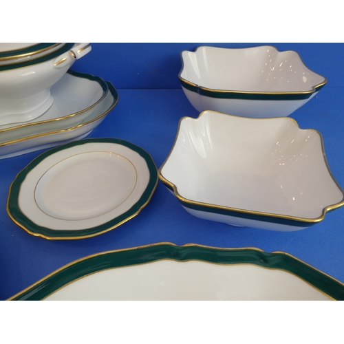 18 - A Thomas Goode 'Emerald' 56-piece dinner service:
 16 x 27 cm plates;
 8 x 19.5 cm plates;
 9 x 16 c... 