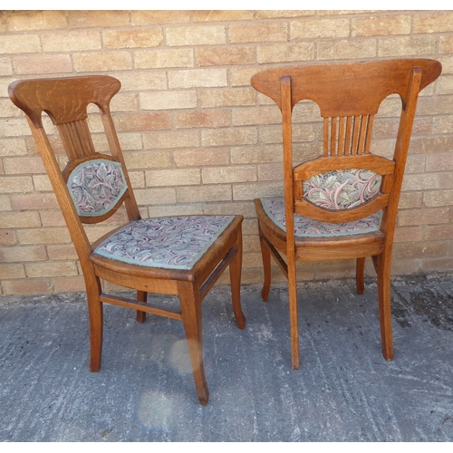 281 - A pair of early 20th century light oak and upholstered Arts & Crafts/Art Nouveau side chairs: each w... 