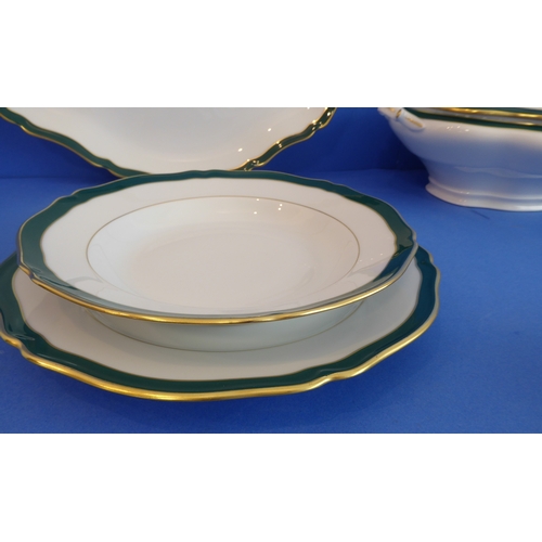 35 - A Thomas Goode 'Emerald' 34-piece dinner service:
 16 x 27 cm plates;
 8 x 23 cm soup plates;
 1 x c... 