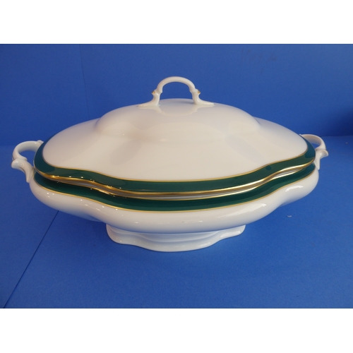 35 - A Thomas Goode 'Emerald' 34-piece dinner service:
 16 x 27 cm plates;
 8 x 23 cm soup plates;
 1 x c... 