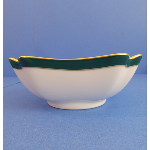 47 - A Thomas Goode 'Emerald' 53-piece dinner service:
 16 x 27 cm plates (chip to one plate noted);
 8 x... 