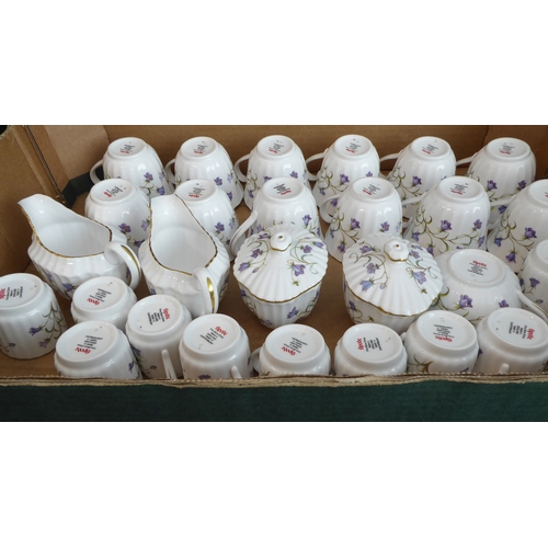 28 - An 89-piece 12-place Spode 'Canterbury' dinner service:
 13 x 27.5 cm; 12 x 23.5 cm, 12 x 20.5 and 1... 