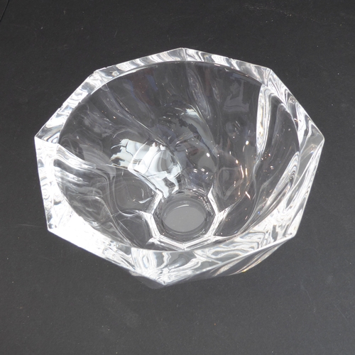 52 - A set of six cut-glass bowls with octagonal swirling pattern (16 cm in  diameter and 11cm high). (Tw... 