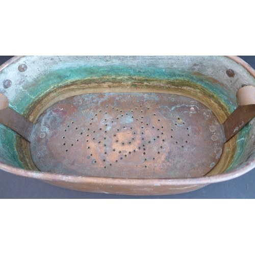 86 - A heavy copper fish kettle (55cm wide x 20cm high, approx. 6kg)