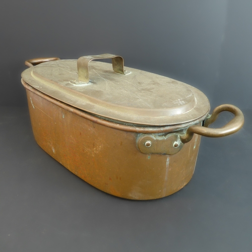 86 - A heavy copper fish kettle (55cm wide x 20cm high, approx. 6kg)