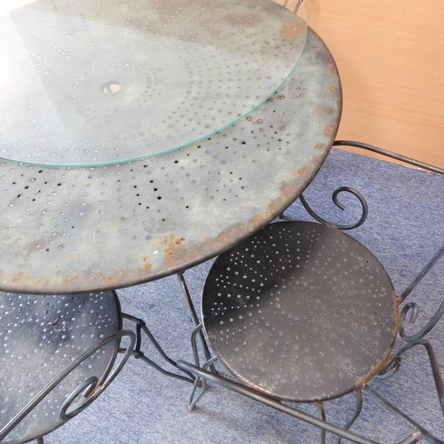 460 - An industrial-style circular metal garden table on four shaped legs and four matching chairs (94.5 c... 