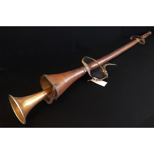 393 - A good 19th century brass-mounted copper coaching horn by Callow & Son, Park Lane, London (stamped n... 