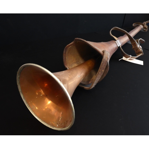 393 - A good 19th century brass-mounted copper coaching horn by Callow & Son, Park Lane, London (stamped n... 