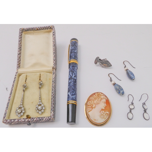 139 - A mixed lot comprising:
 a gold-mounted oval cameo brooch marked 'K14':
 a pair of faux-diamond drop... 