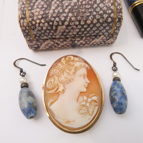 139 - A mixed lot comprising:
 a gold-mounted oval cameo brooch marked 'K14':
 a pair of faux-diamond drop... 