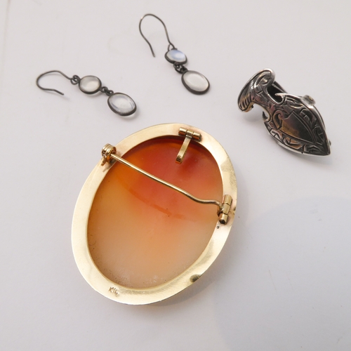 139 - A mixed lot comprising:
 a gold-mounted oval cameo brooch marked 'K14':
 a pair of faux-diamond drop... 