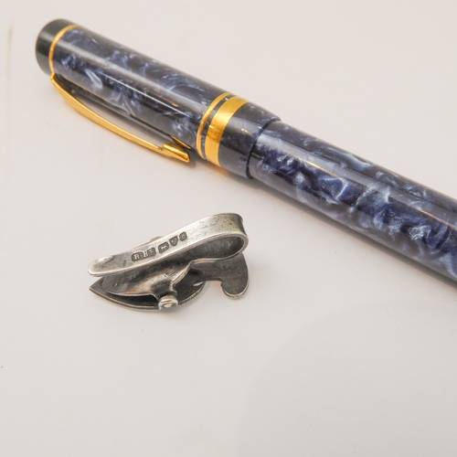 139 - A mixed lot comprising:
 a gold-mounted oval cameo brooch marked 'K14':
 a pair of faux-diamond drop... 