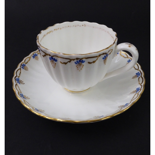 35 - Fourteen mostly early 19th century pieces:
 7 tea bowls;
 4 cups and saucers;
 a transfer-decorated ... 