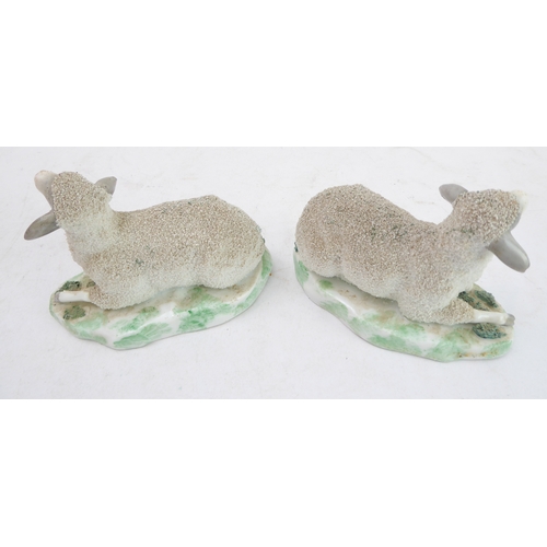 42 - A pair of 19th century recumbent porcelain sheep, circa 1830-1850 (12 x 7 x 8.2 cm)