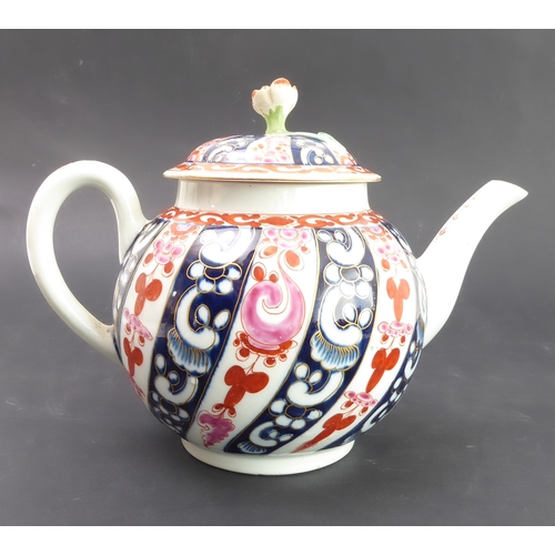 46 - An 18th century Dr Wall period Worcester 'Queen Charlotte' pattern teapot. The finial modelled as a ... 