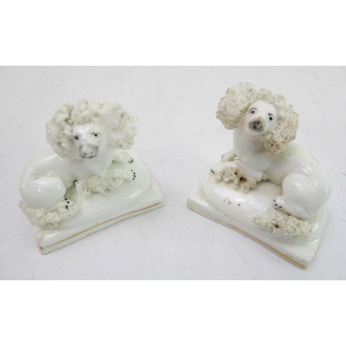 47 - A pair of 19th century poodles upon cushions (5.4 cm high), and a Chelsea-style (gold anchor mark to... 