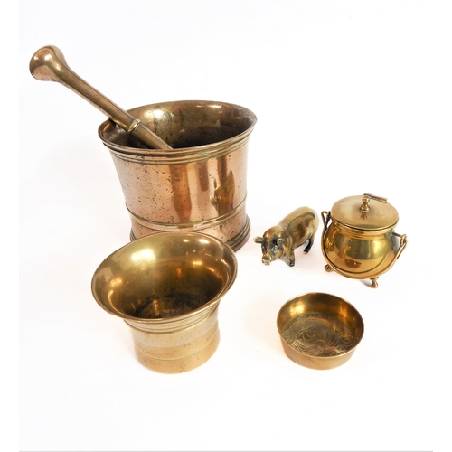 113 - A selection of metalware to include:
 a heavy bronze pestle and mortar (17th/18th century) (12.75cm ... 