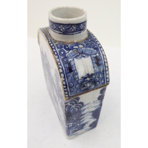 68 - Ten late 18th to early 19th century Chinese export porcelain wares:
 an underglaze blue and white mo... 