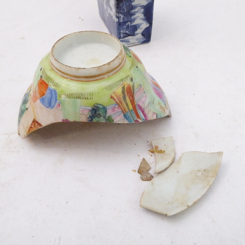 68 - Ten late 18th to early 19th century Chinese export porcelain wares:
 an underglaze blue and white mo... 