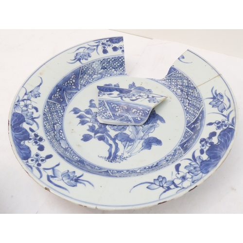 68 - Ten late 18th to early 19th century Chinese export porcelain wares:
 an underglaze blue and white mo... 