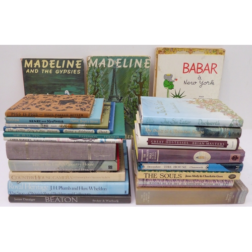 386 - A mixed lot of 29 books to include 19 children's books:
 James Danziger - 'Beaton' (Secker & Warburg... 