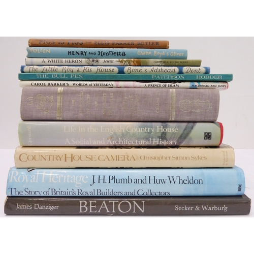 386 - A mixed lot of 29 books to include 19 children's books:
 James Danziger - 'Beaton' (Secker & Warburg... 