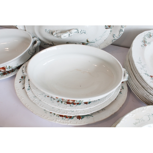39 - A Wedgwood Etruria 'Devonshire Sprays' dinner service:
 12 x 18 cm, 12 x 22.5 cm and 10 x 26 cm plat... 