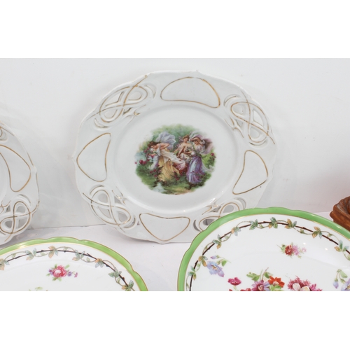 30 - A mixed lot:
 an early 20th century service comprising: two boat-shaped dishes (31 cm), a pair of ta... 