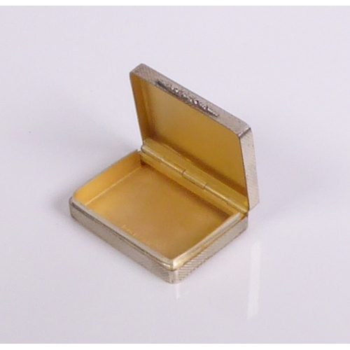 92 - A fine quality hallmarked silver snuff box with engine-turned decoration. The lid with textured thum... 