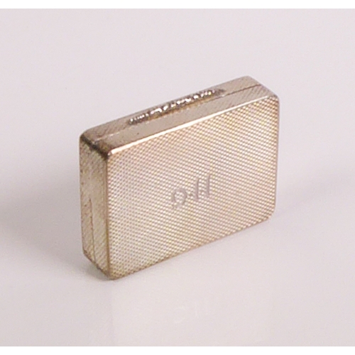 92 - A fine quality hallmarked silver snuff box with engine-turned decoration. The lid with textured thum... 