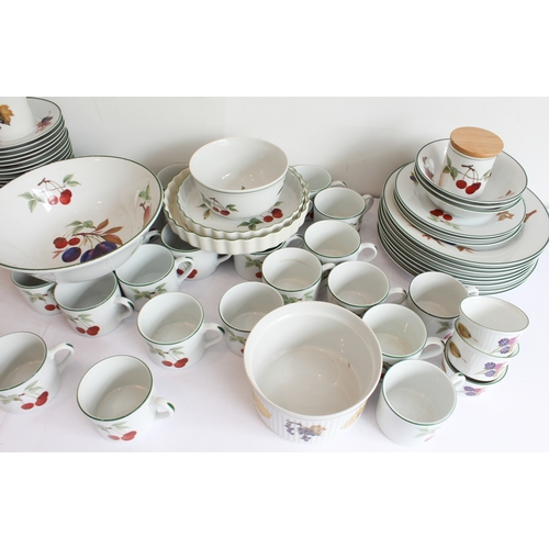 11 - A quantity of Royal Worcester 'Evesham Vale':
 8 x 27 cm and 3 x 20.7 cm plates;
 3 x 16.5 cm bowls;... 