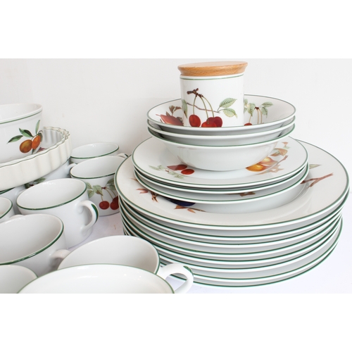 11 - A quantity of Royal Worcester 'Evesham Vale':
 8 x 27 cm and 3 x 20.7 cm plates;
 3 x 16.5 cm bowls;... 