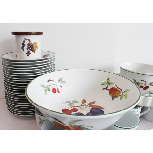 11 - A quantity of Royal Worcester 'Evesham Vale':
 8 x 27 cm and 3 x 20.7 cm plates;
 3 x 16.5 cm bowls;... 