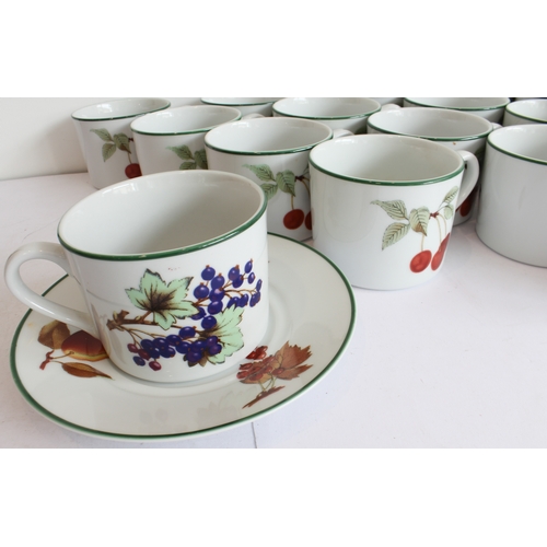 11 - A quantity of Royal Worcester 'Evesham Vale':
 8 x 27 cm and 3 x 20.7 cm plates;
 3 x 16.5 cm bowls;... 
