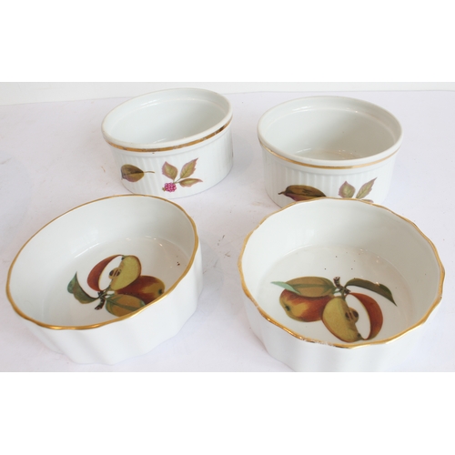 13 - A mixed lot of Royal Worcester (mostly 'Evesham'):
 'Evesham':
 1 x 34 cm bowl;
 4 lidded tureens (t... 