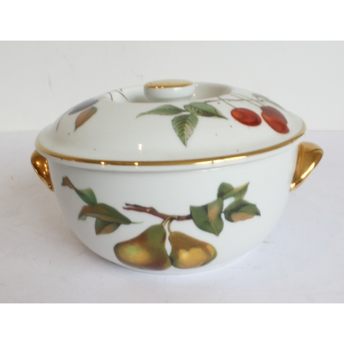 13 - A mixed lot of Royal Worcester (mostly 'Evesham'):
 'Evesham':
 1 x 34 cm bowl;
 4 lidded tureens (t... 