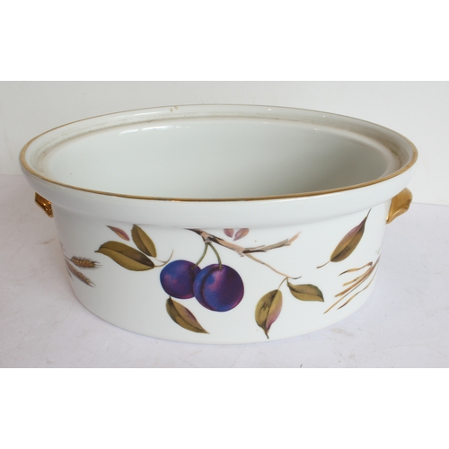 13 - A mixed lot of Royal Worcester (mostly 'Evesham'):
 'Evesham':
 1 x 34 cm bowl;
 4 lidded tureens (t... 