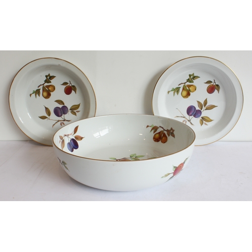 13 - A mixed lot of Royal Worcester (mostly 'Evesham'):
 'Evesham':
 1 x 34 cm bowl;
 4 lidded tureens (t... 