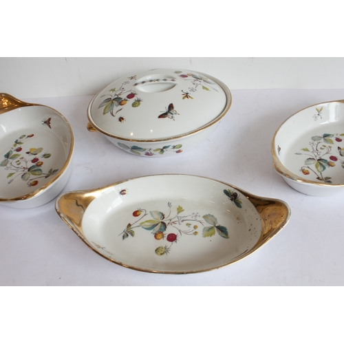 13 - A mixed lot of Royal Worcester (mostly 'Evesham'):
 'Evesham':
 1 x 34 cm bowl;
 4 lidded tureens (t... 