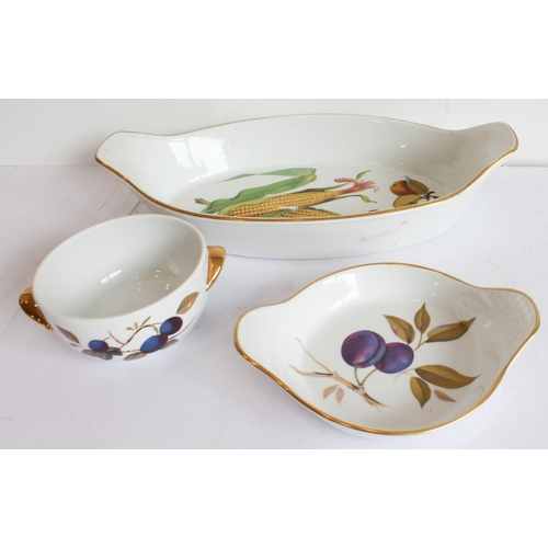 13 - A mixed lot of Royal Worcester (mostly 'Evesham'):
 'Evesham':
 1 x 34 cm bowl;
 4 lidded tureens (t... 